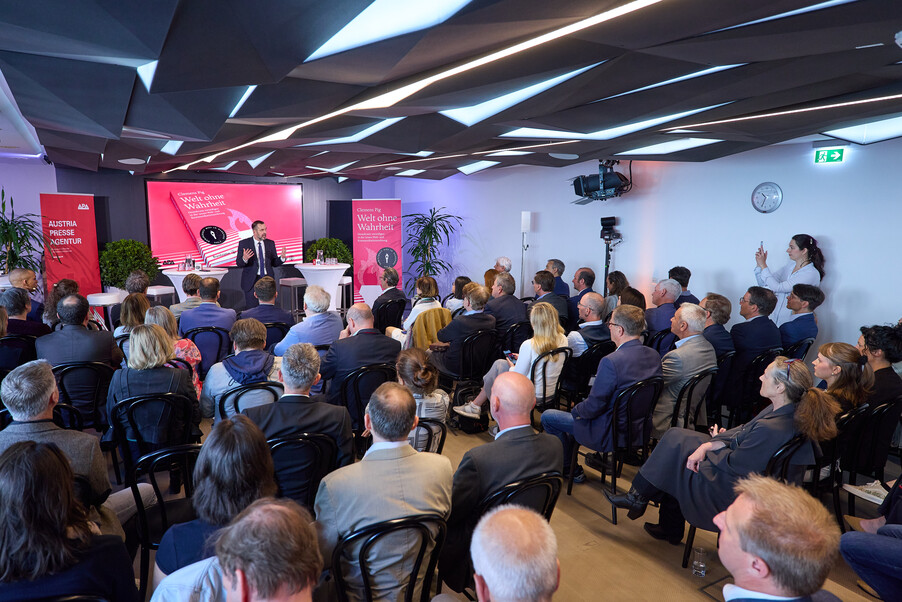 Buchpräsentation „Welt ohne Wahrheit“ — Foto 5